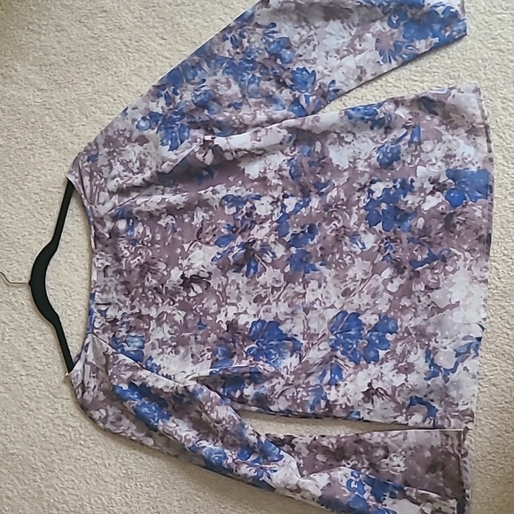 Floral Top, ALLOY, Size Medium - Picture 2 of 3